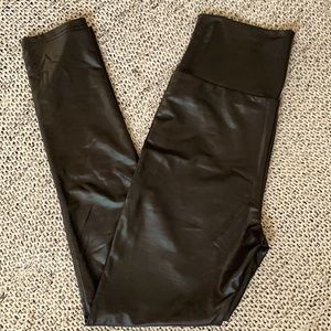 🔥HOT🔥 wet/leather look leggings EUC!